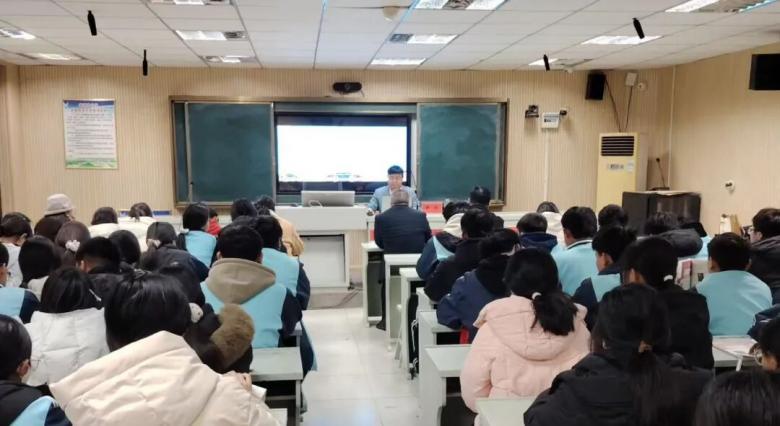 孟子研究院組織講師團隊走進拳鋪中學，讓傳統文化與法治精神同頻共振